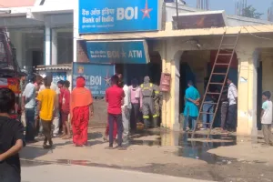 बैंक ऑफ इंडिया में शॉर्ट सर्किट से लगी अचानक आग नगदी समेत काफी इलेक्ट्रिक पावर जलकर खाक 